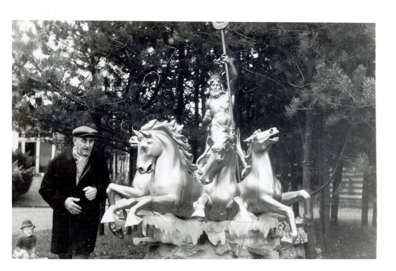 Horse group of Mortier organ 'Neptunus' in the garden of Jean Staelens